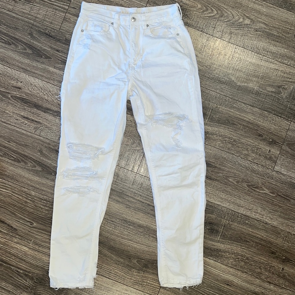American Eagle Mom Jeans white size 6 Long destructed